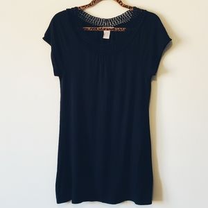 Lucy & Laurel short sleeve top long w/crochet neckline size large